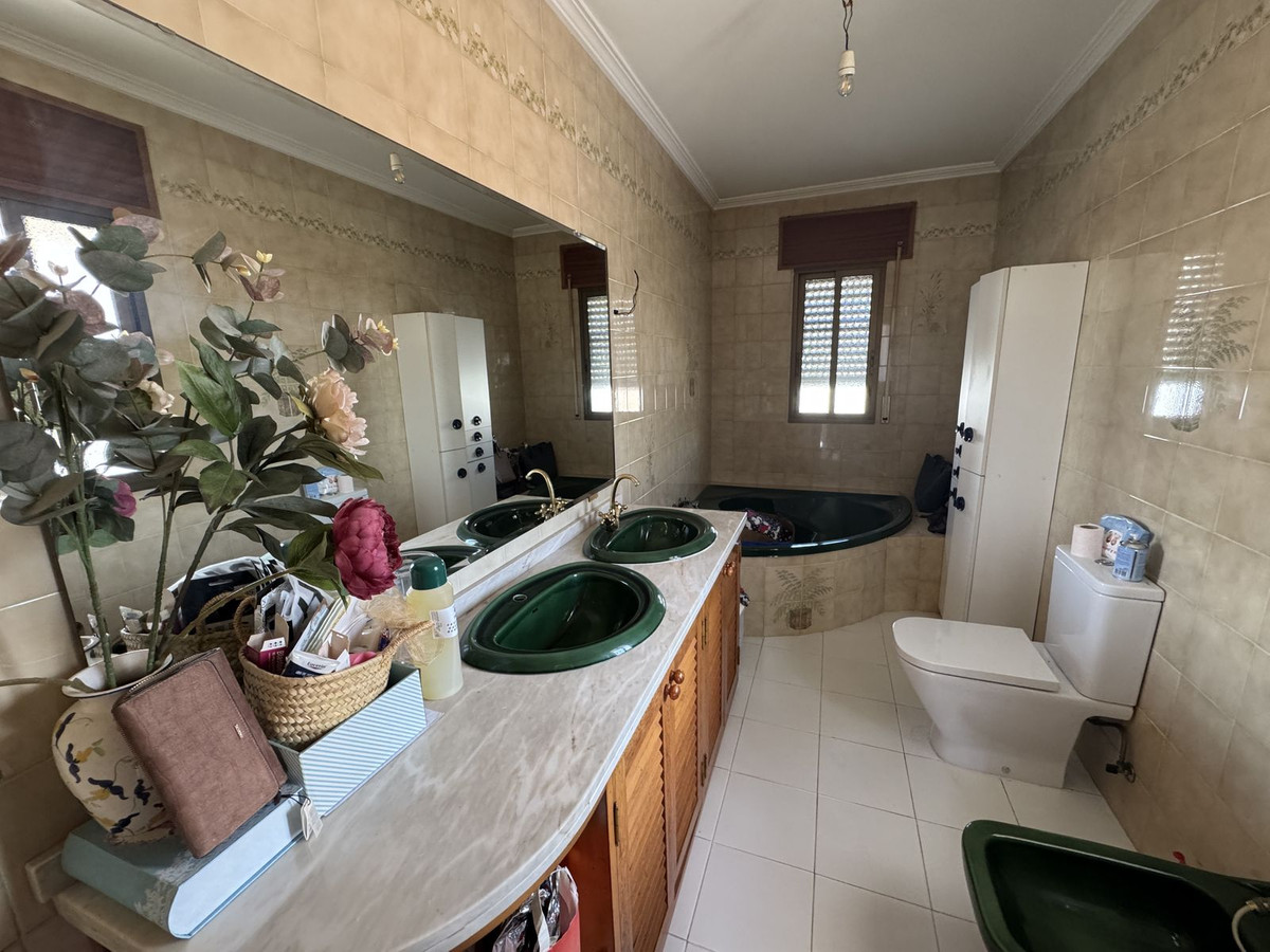 Se vende Villa - Chalet de 7 dormitorios en Costa Del Sol East, Málaga, España