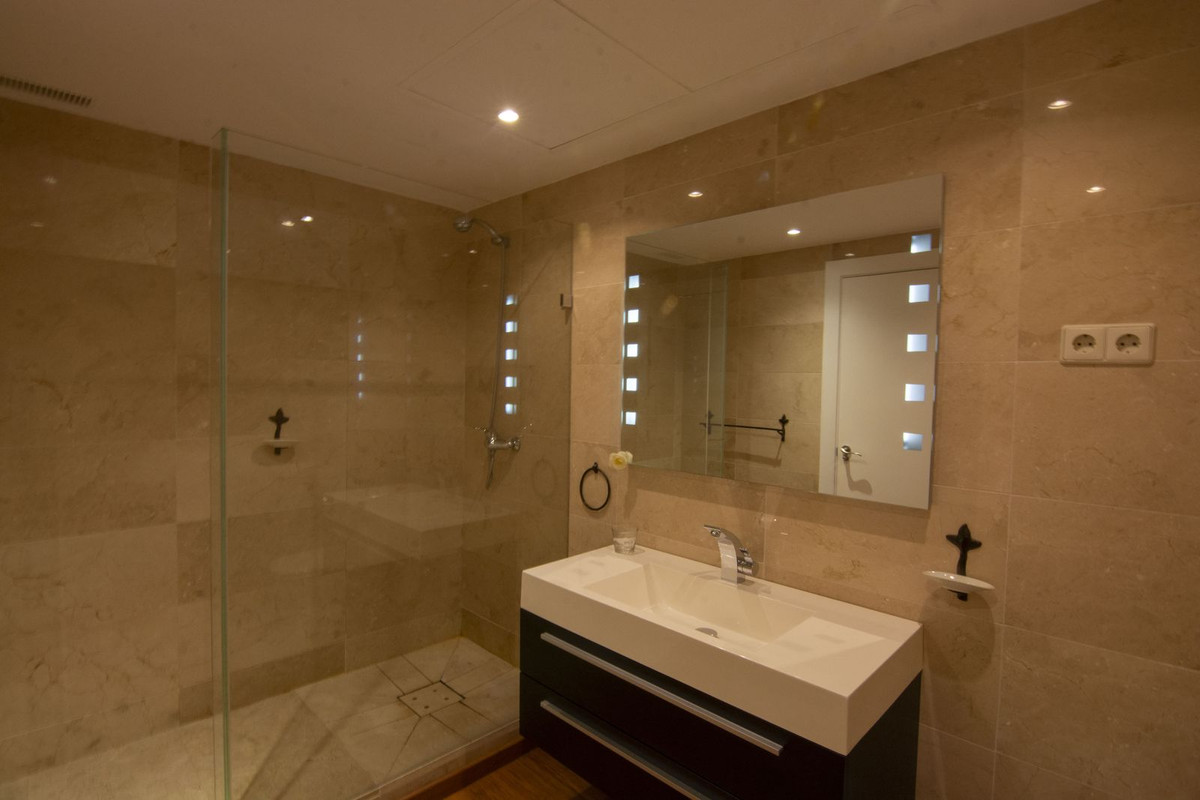 Se vende Apartamento Planta Media de 2 dormitorios en Costa Del Sol, Málaga, España