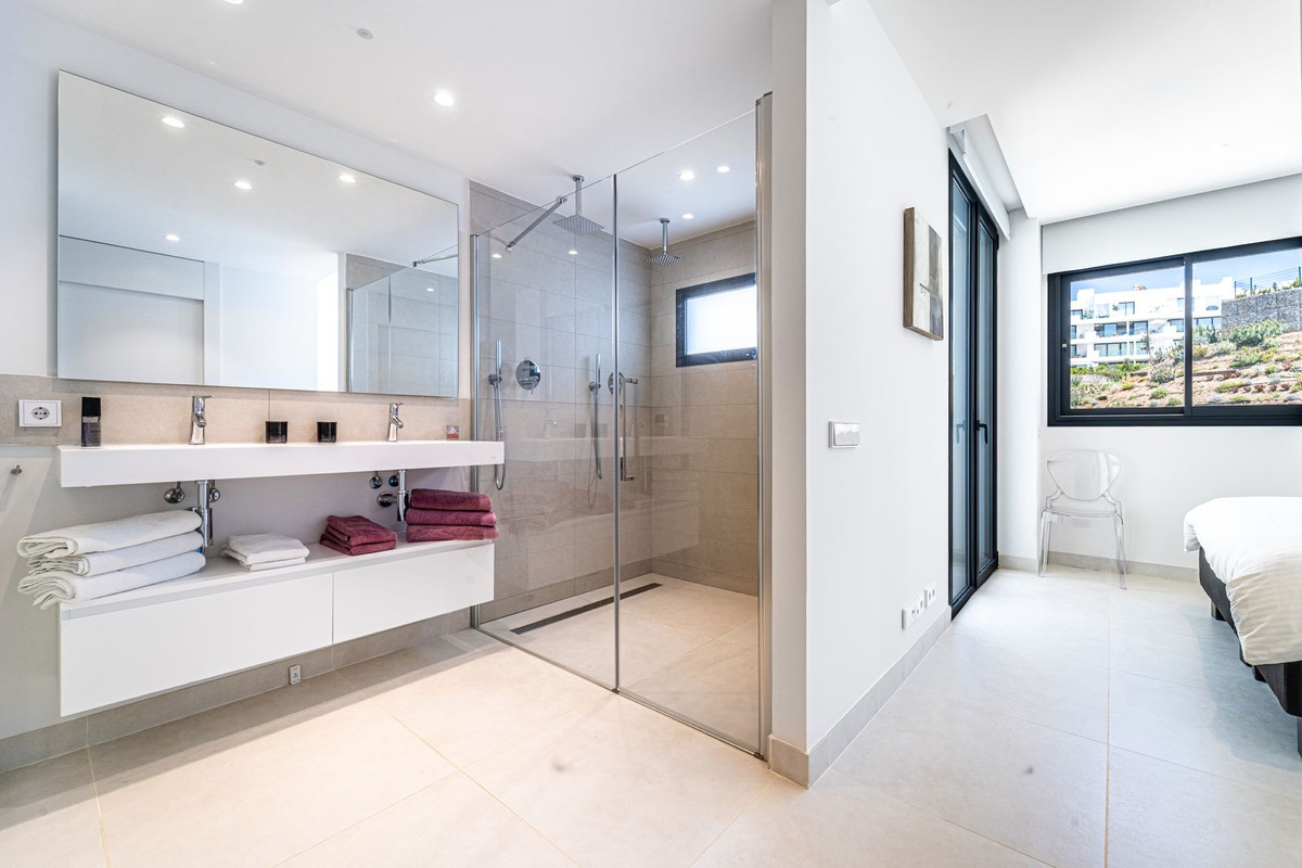 3 Bed Apartment for sale in Fuengirola Costa Del Sol, Málaga, Spain