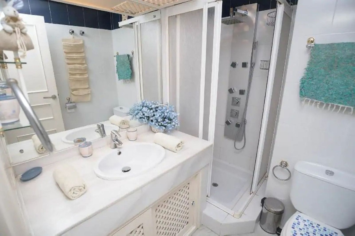 Se vende Apartamento Planta Media de 2 dormitorios en Costa Del Sol, Málaga, España