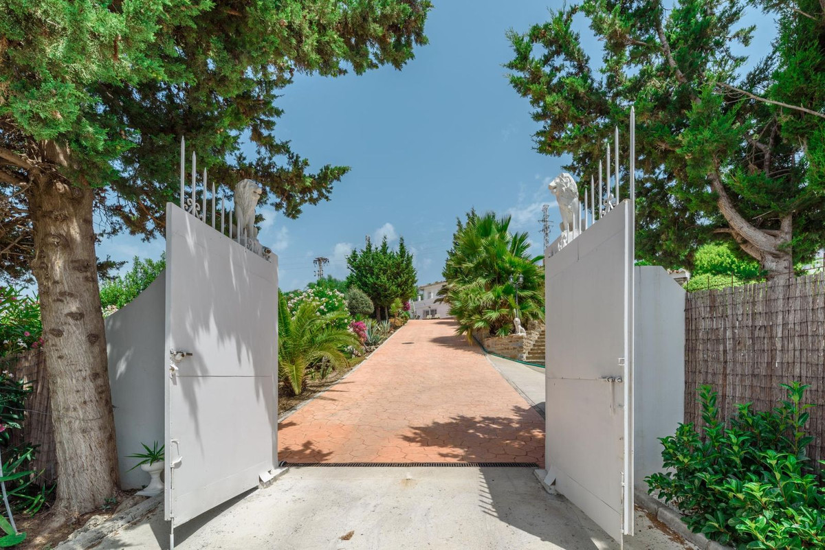 5 Bed Townhouse for sale in Estepona Costa Del Sol, Málaga, Spain