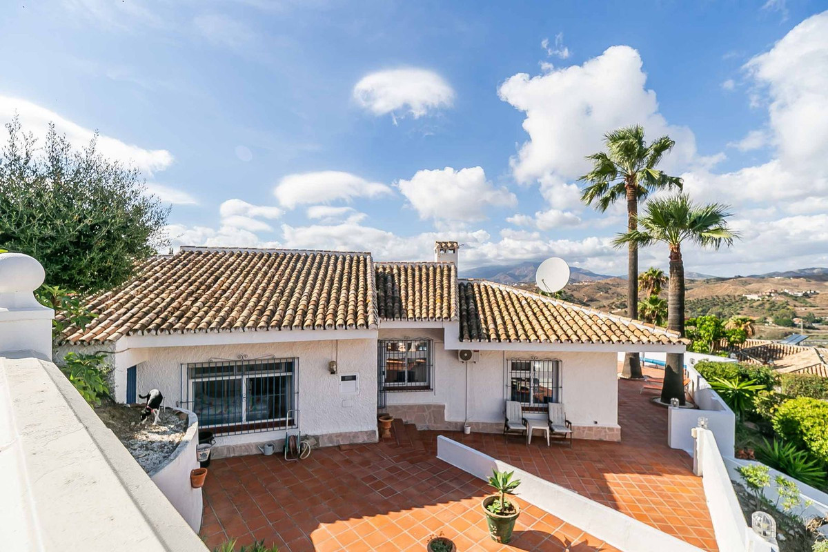 4 Bed Townhouse for sale in Sierrezuela Costa Del Sol, Málaga, Spain