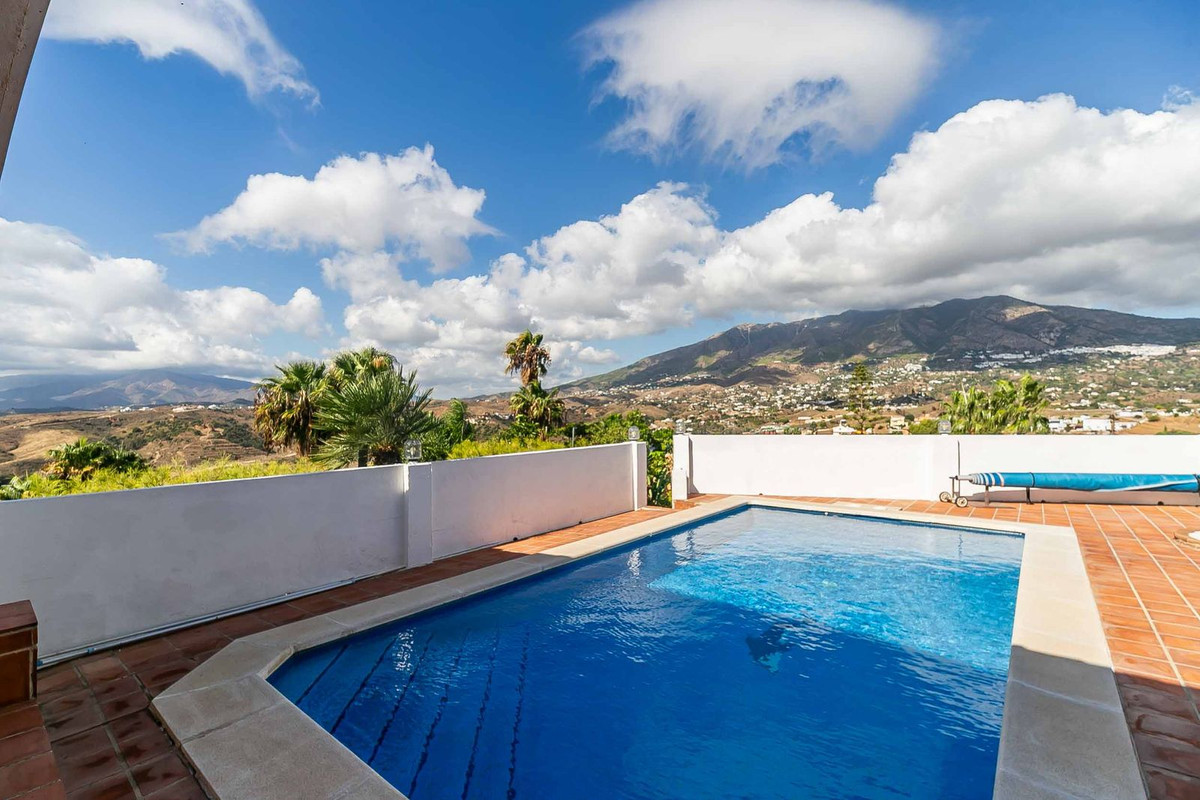4 Bed Townhouse for sale in Sierrezuela Costa Del Sol, Málaga, Spain