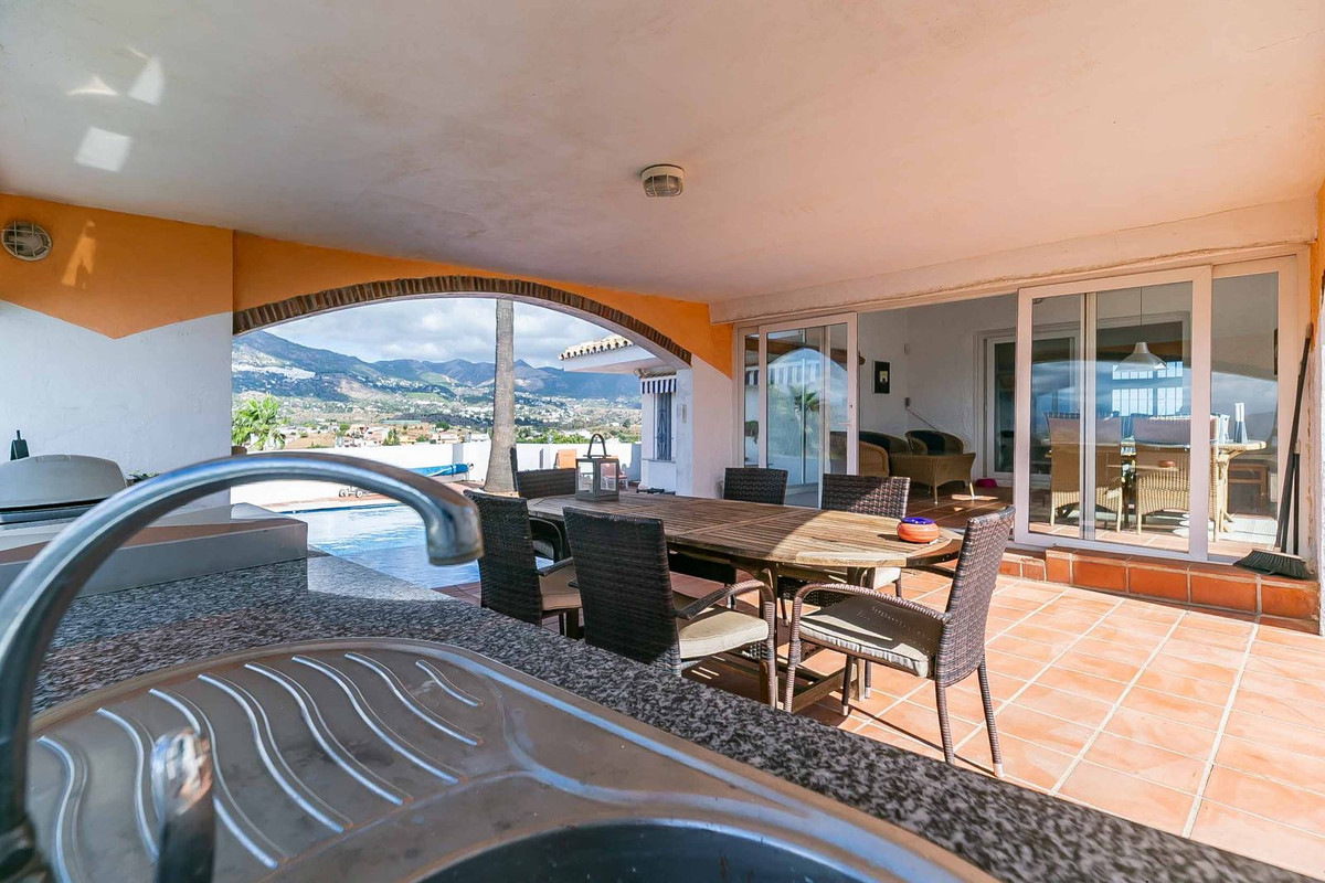 4 Bed Townhouse for sale in Sierrezuela Costa Del Sol, Málaga, Spain