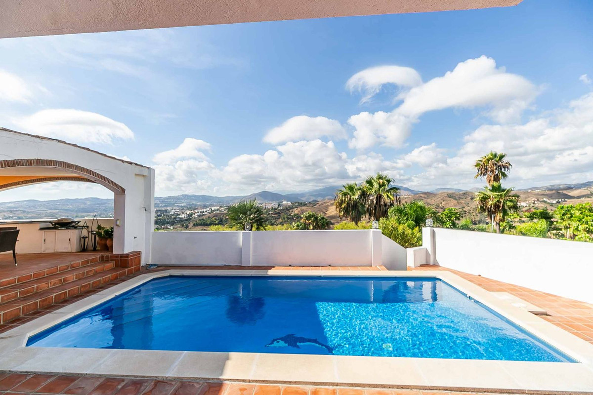 4 Bed Townhouse for sale in Sierrezuela Costa Del Sol, Málaga, Spain