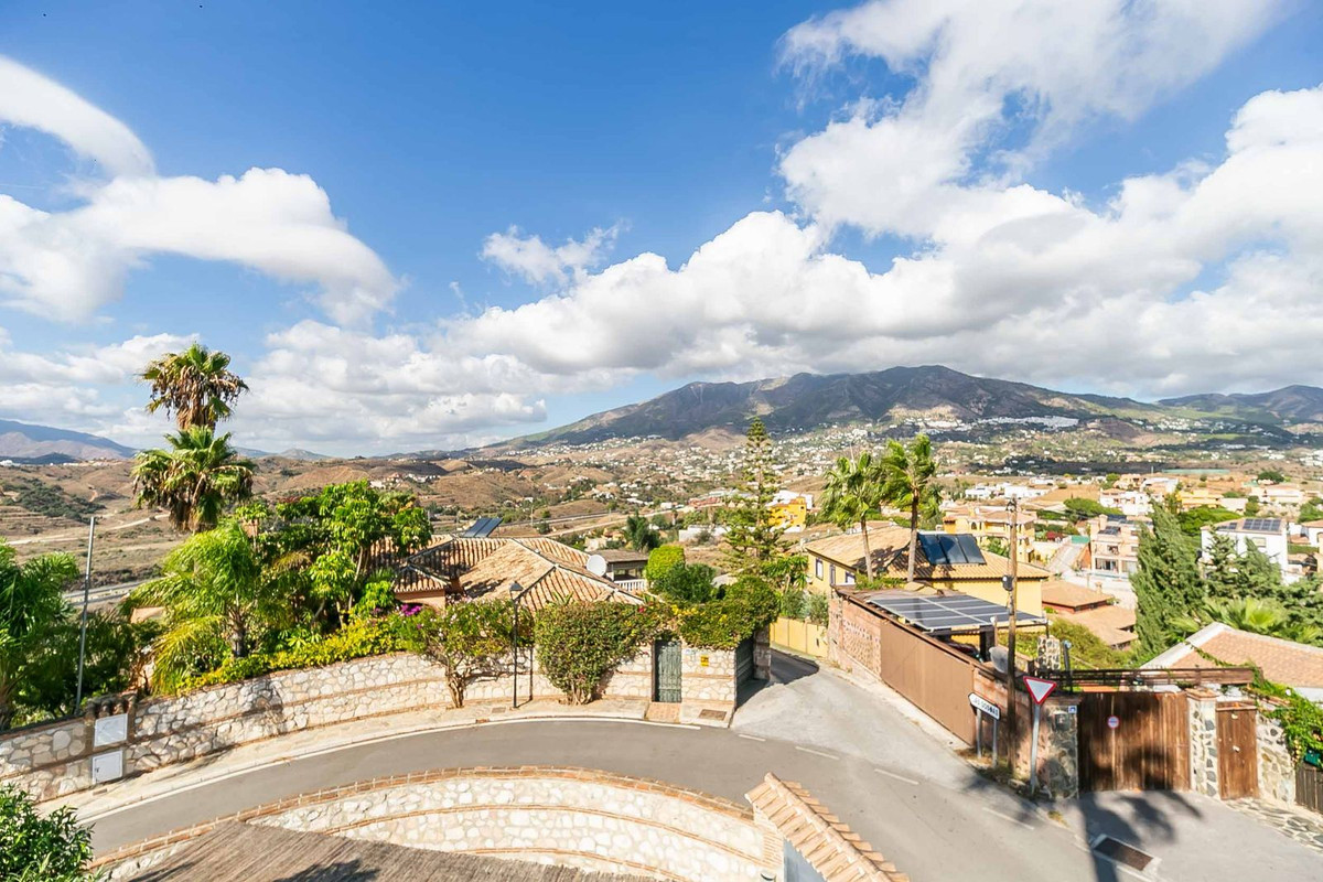 4 Bed Townhouse for sale in Sierrezuela Costa Del Sol, Málaga, Spain