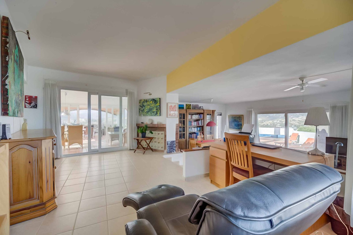 4 Bed Townhouse for sale in Sierrezuela Costa Del Sol, Málaga, Spain