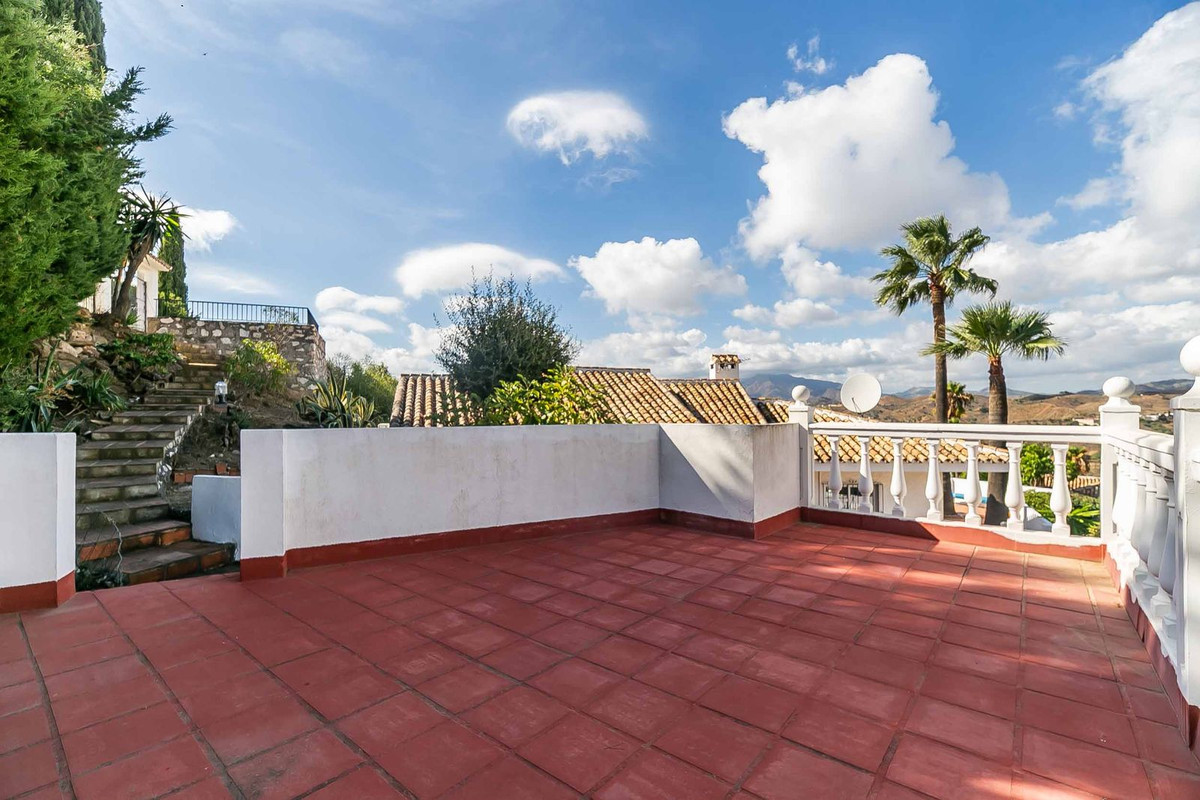 4 Bed Townhouse for sale in Sierrezuela Costa Del Sol, Málaga, Spain