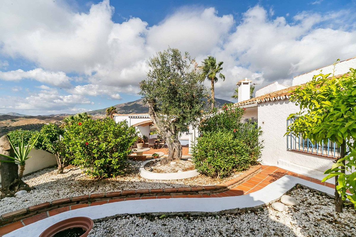 4 Bed Townhouse for sale in Sierrezuela Costa Del Sol, Málaga, Spain