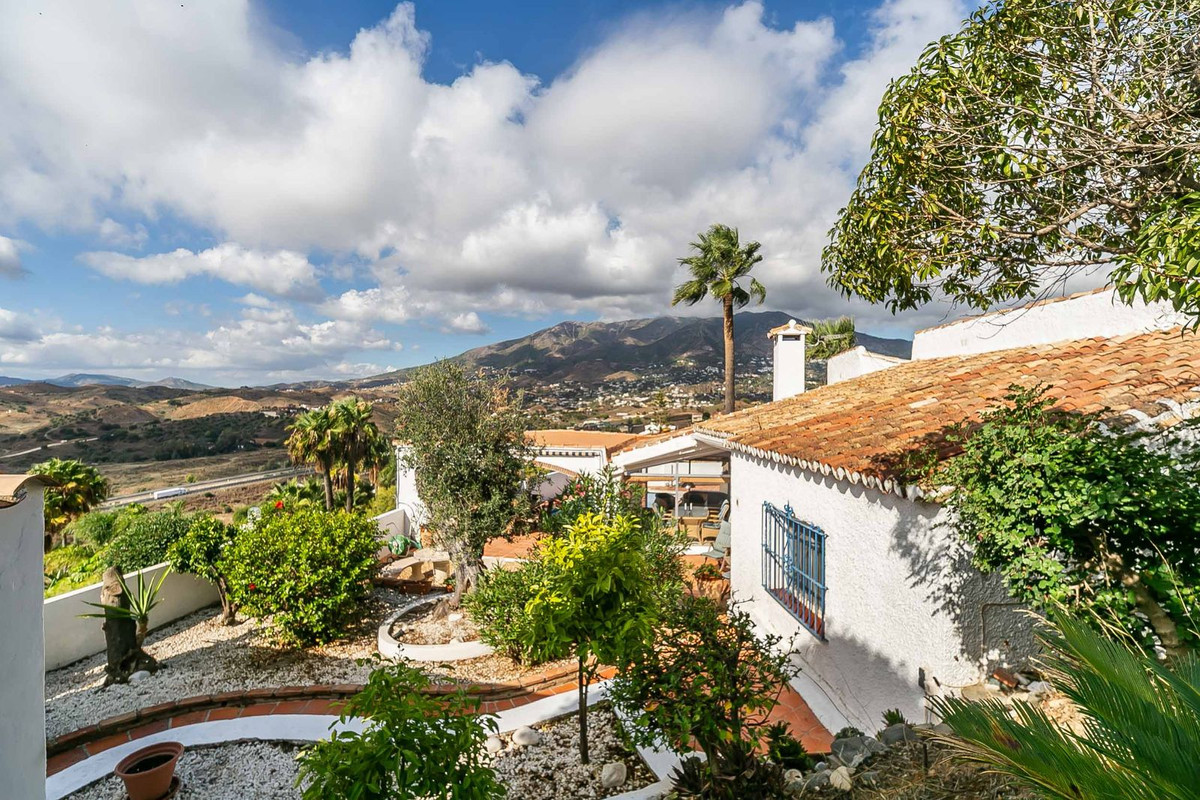 4 Bed Townhouse for sale in Sierrezuela Costa Del Sol, Málaga, Spain