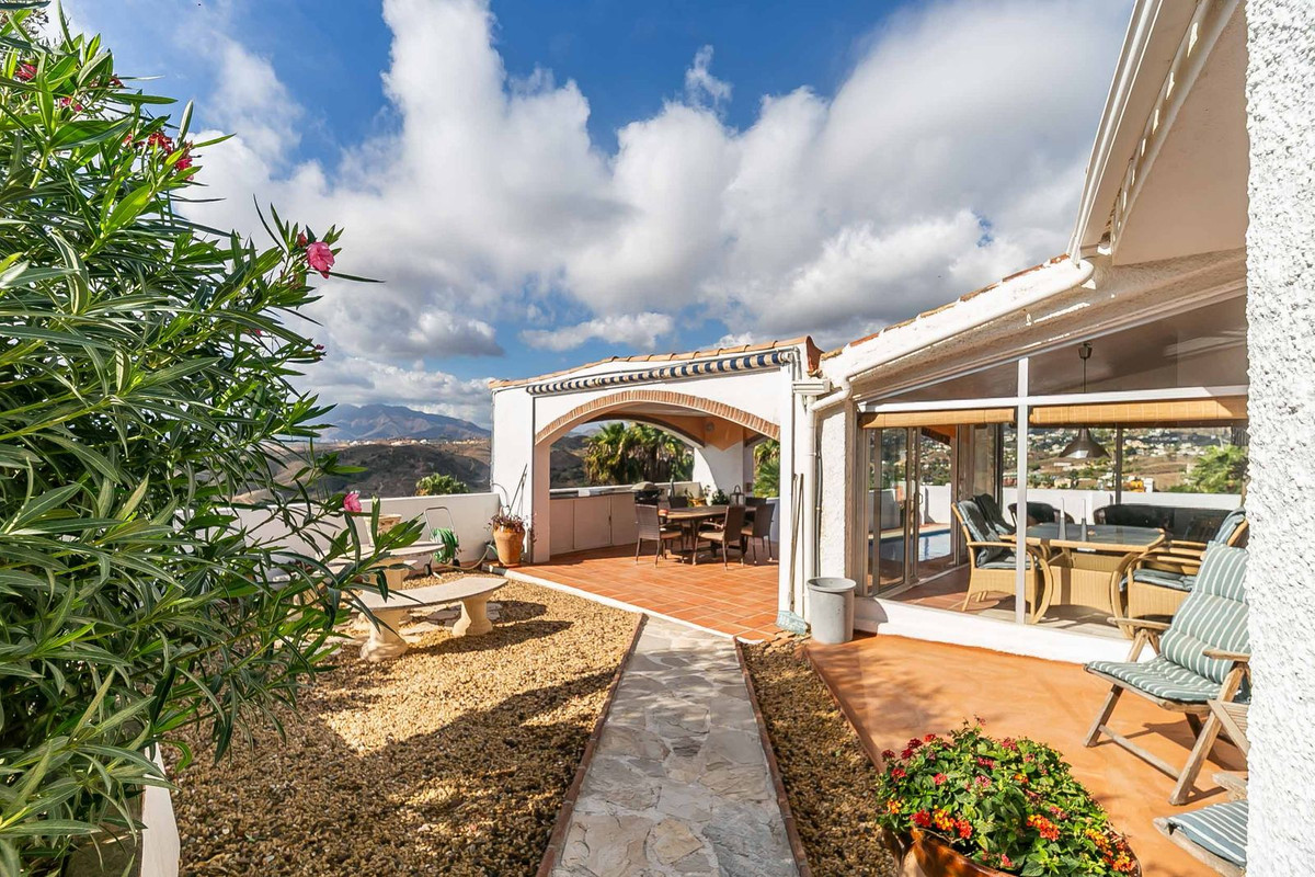 4 Bed Townhouse for sale in Sierrezuela Costa Del Sol, Málaga, Spain