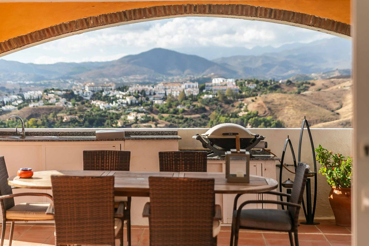 4 Bed Townhouse for sale in Sierrezuela Costa Del Sol, Málaga, Spain