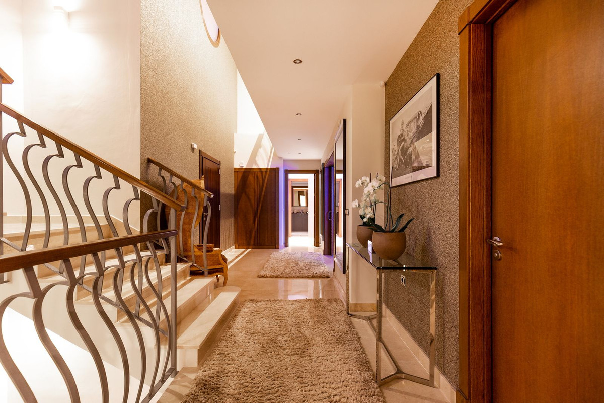 5 Bed Townhouse for sale in Benahavís Costa Del Sol, Málaga, Spain