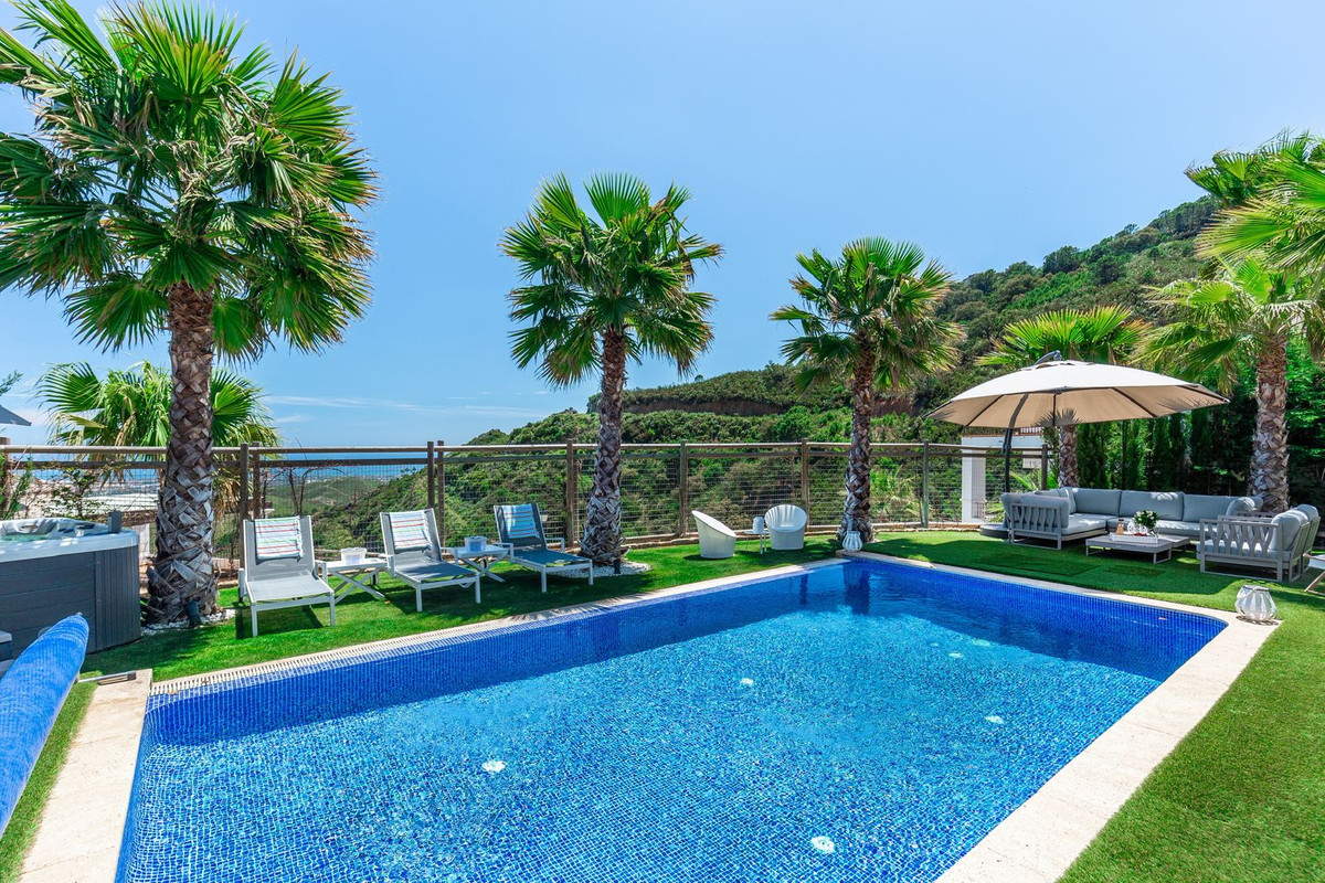5 Bed Townhouse for sale in Benahavís Costa Del Sol, Málaga, Spain