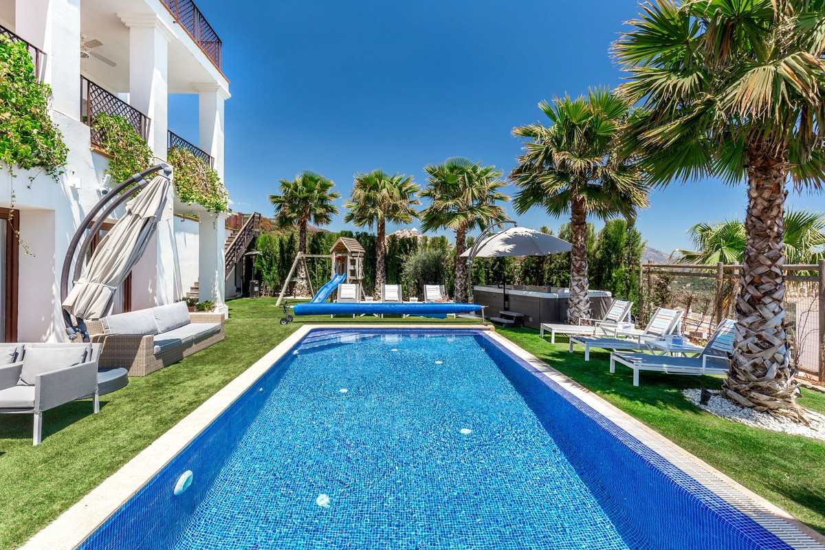5 Bed Townhouse for sale in Benahavís Costa Del Sol, Málaga, Spain