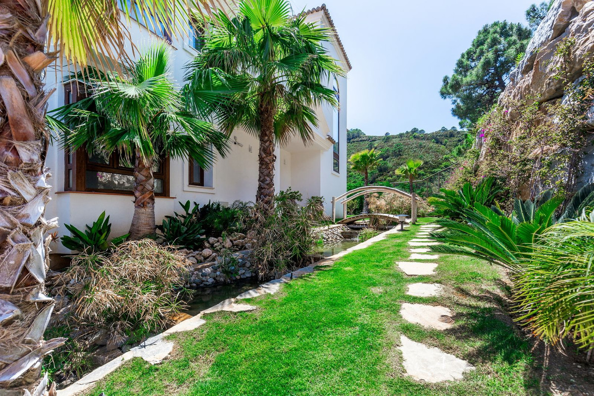 5 Bed Townhouse for sale in Benahavís Costa Del Sol, Málaga, Spain
