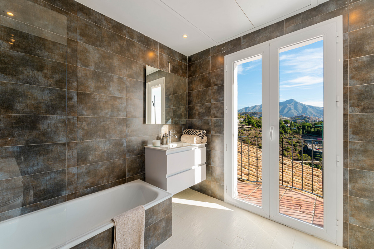 Se vende Villa - Chalet de 6 dormitorios en Costa Del Sol, Málaga, España