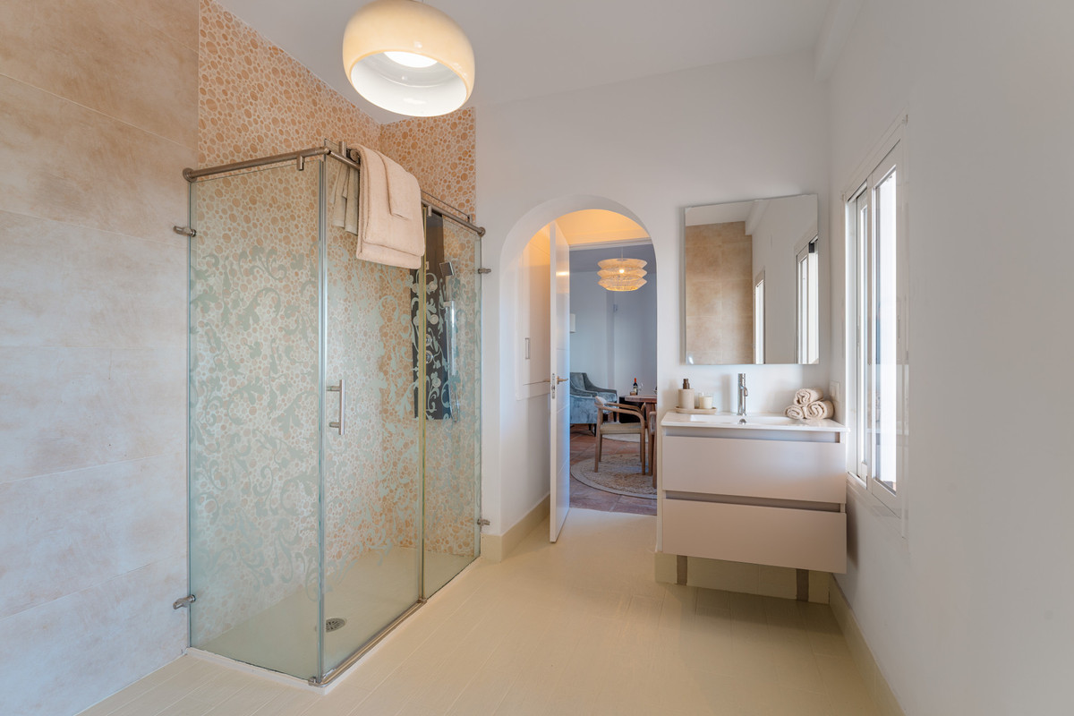 Se vende Villa - Chalet de 6 dormitorios en Costa Del Sol, Málaga, España