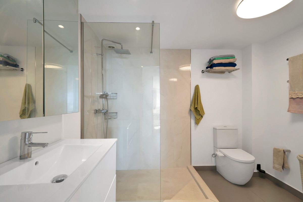 Se vende Apartamento Planta Media de 2 dormitorios en Costa Del Sol, Málaga, España