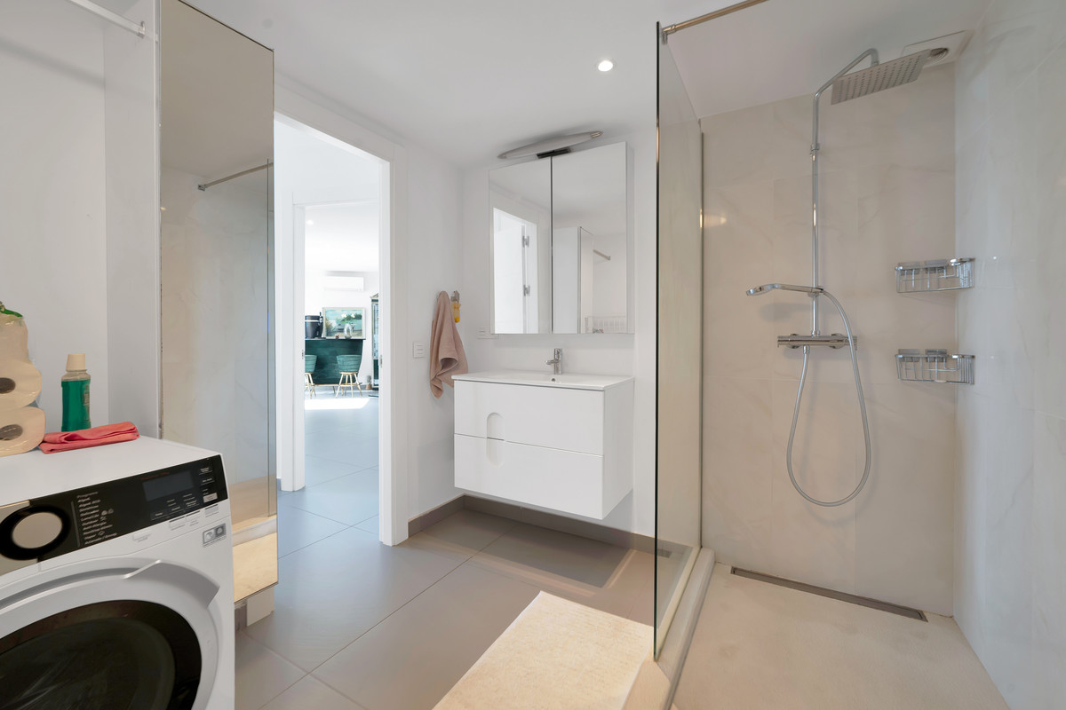 Se vende Apartamento Planta Media de 2 dormitorios en Costa Del Sol, Málaga, España