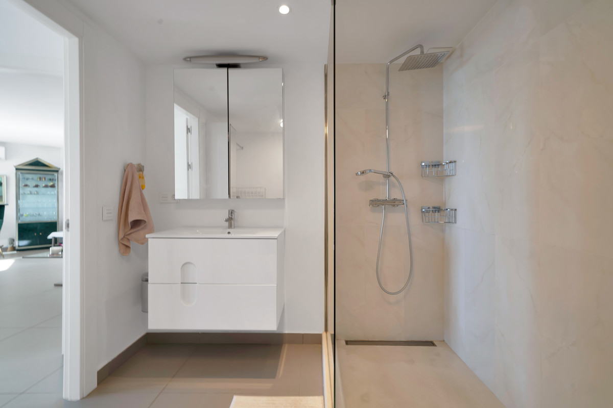 Se vende Apartamento Planta Media de 2 dormitorios en Costa Del Sol, Málaga, España