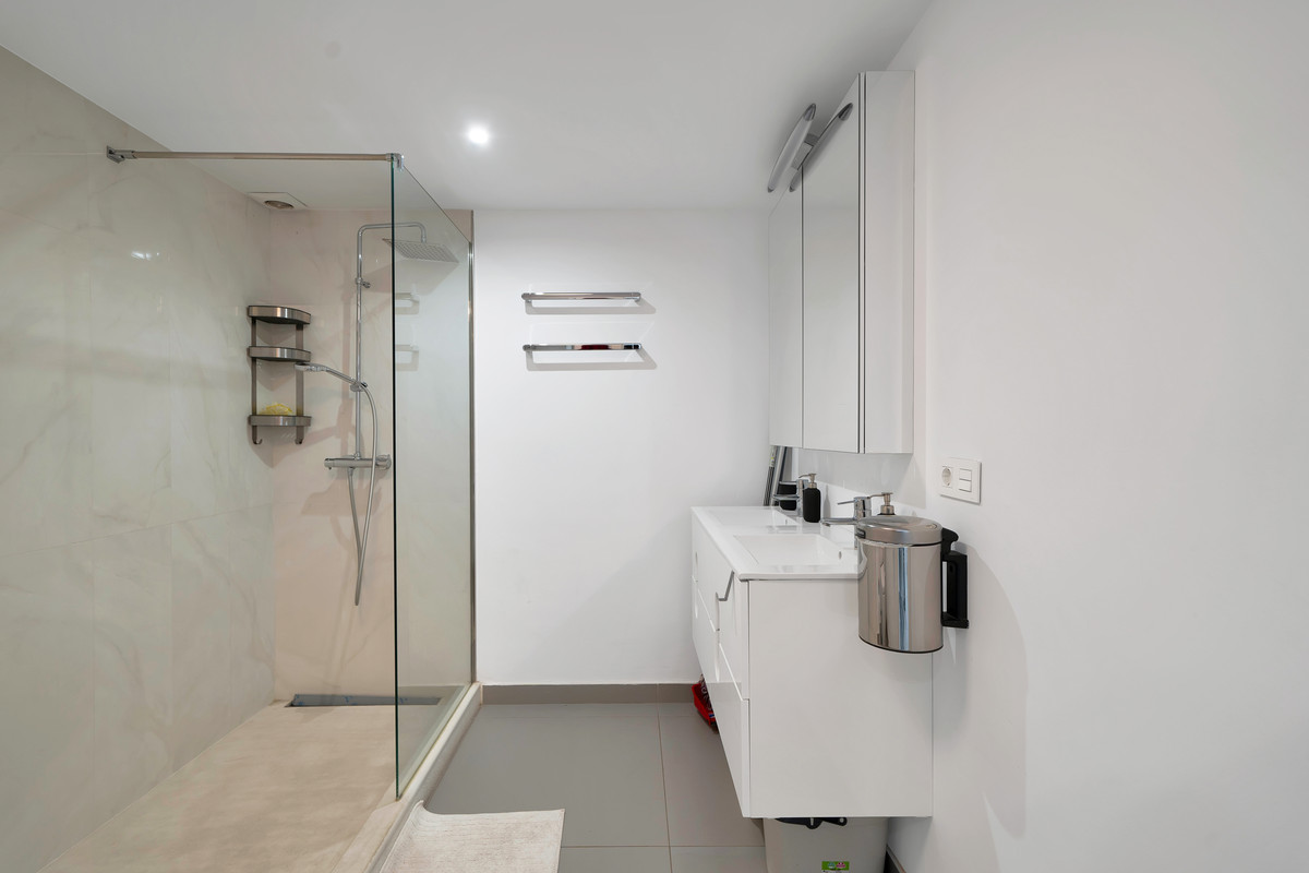 Se vende Apartamento Planta Media de 2 dormitorios en Costa Del Sol, Málaga, España