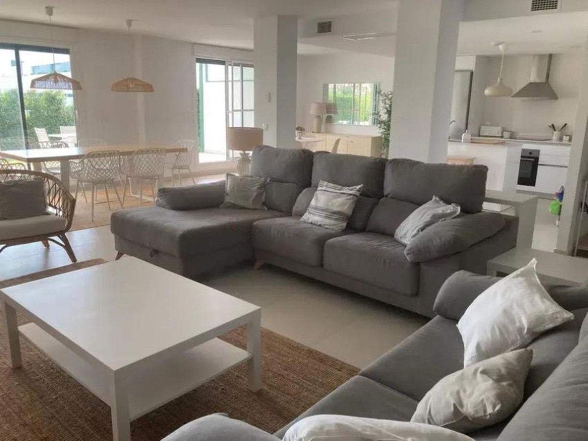 Se vende Apartamento Planta Baja de 3 dormitorios en Costa Del Sol, Cadiz, España