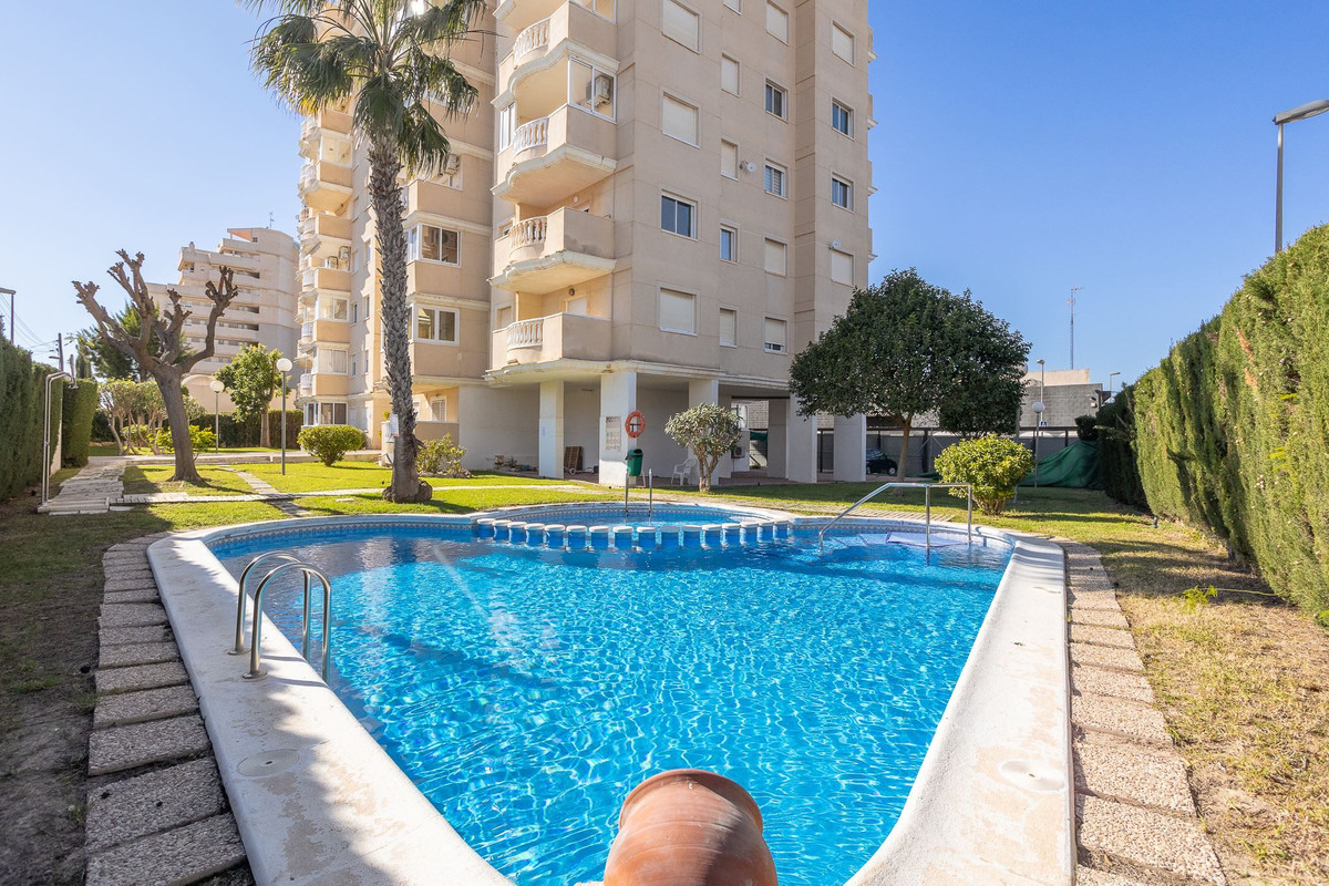 Se vende Apartamento Planta Media de 2 dormitorios en Costa Blanca, Alicante, España