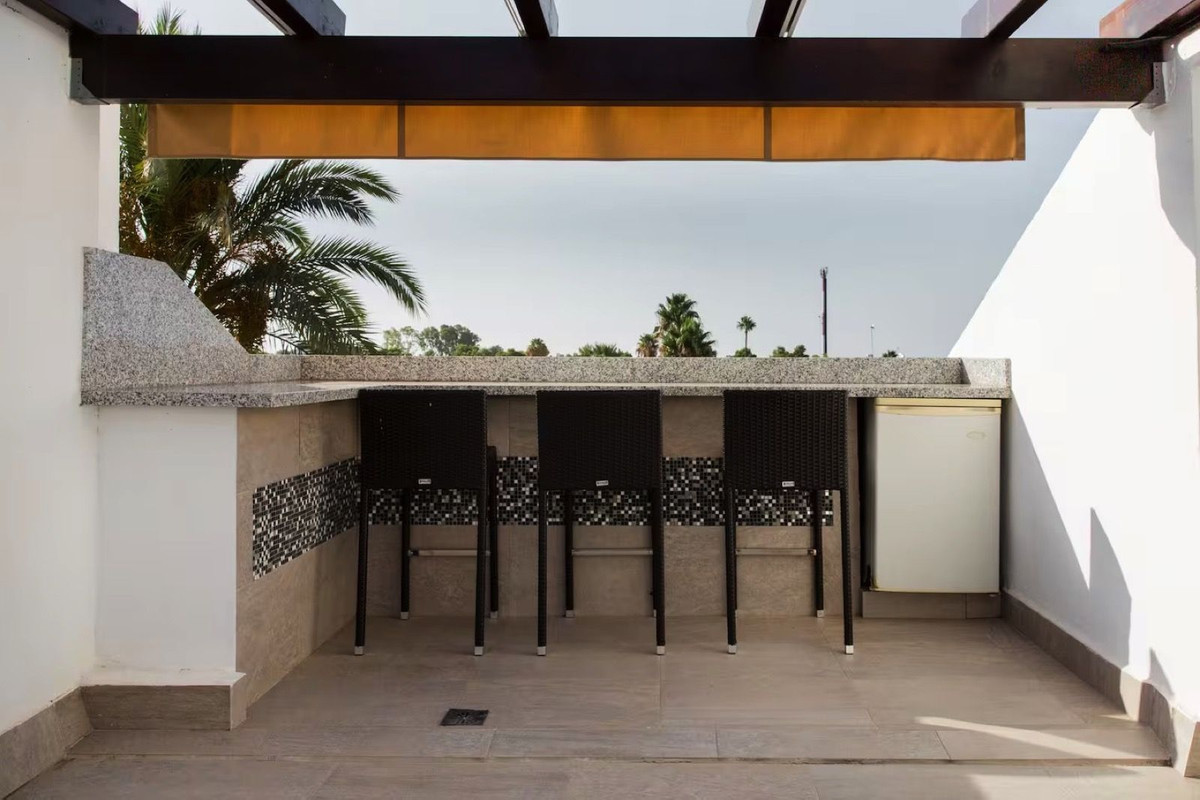 5 Bed Townhouse for sale in Nueva Andalucía Costa Del Sol, Málaga, Spain
