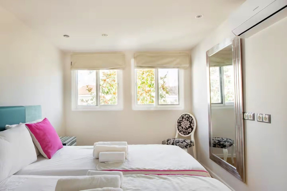 5 Bed Townhouse for sale in Nueva Andalucía Costa Del Sol, Málaga, Spain