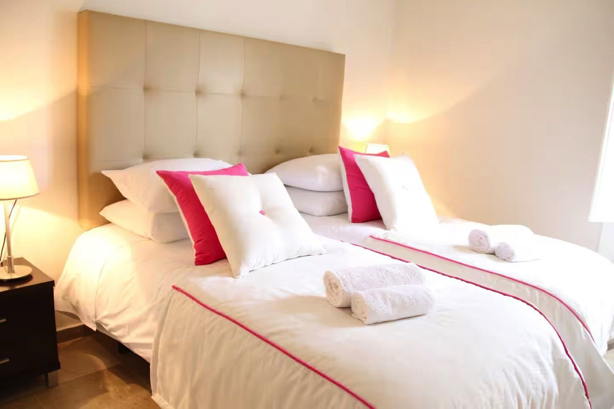 5 Bed Townhouse for sale in Nueva Andalucía Costa Del Sol, Málaga, Spain