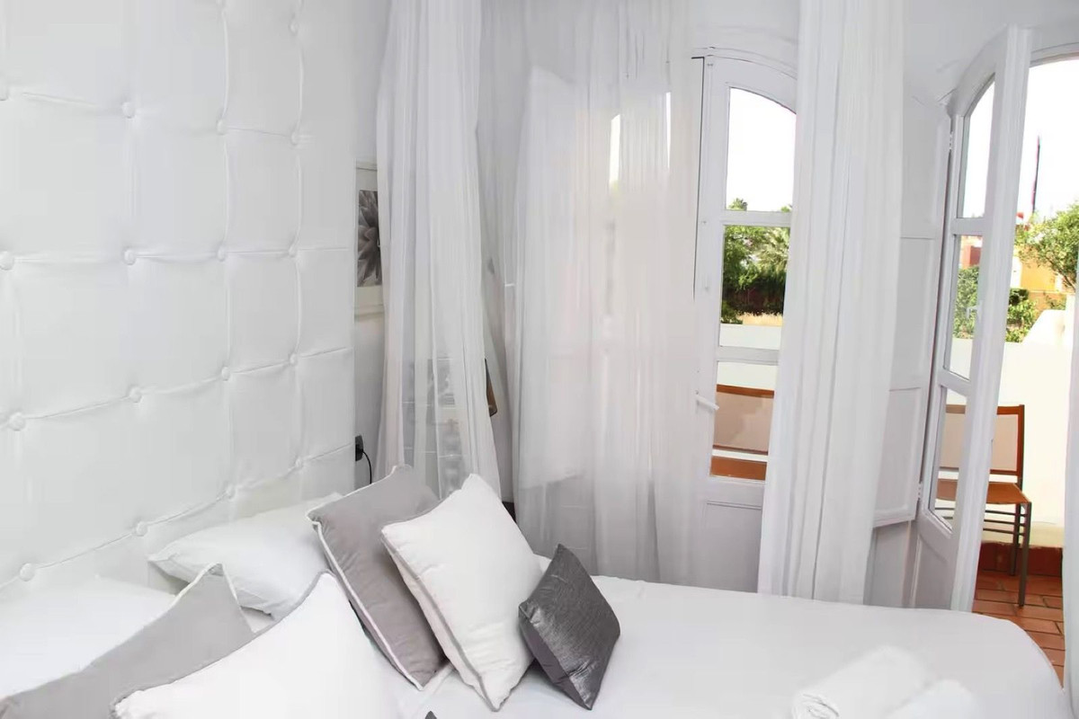5 Bed Townhouse for sale in Nueva Andalucía Costa Del Sol, Málaga, Spain