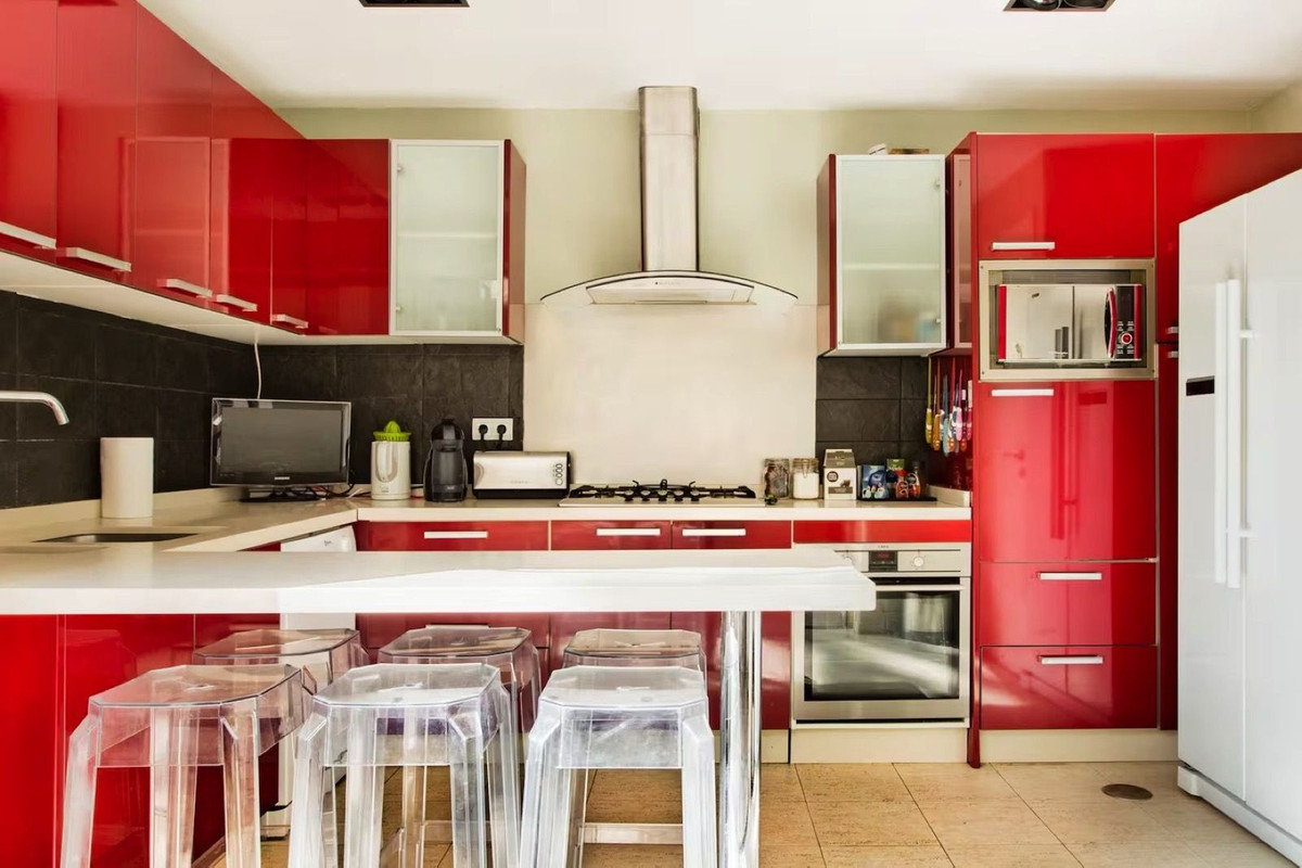 5 Bed Townhouse for sale in Nueva Andalucía Costa Del Sol, Málaga, Spain