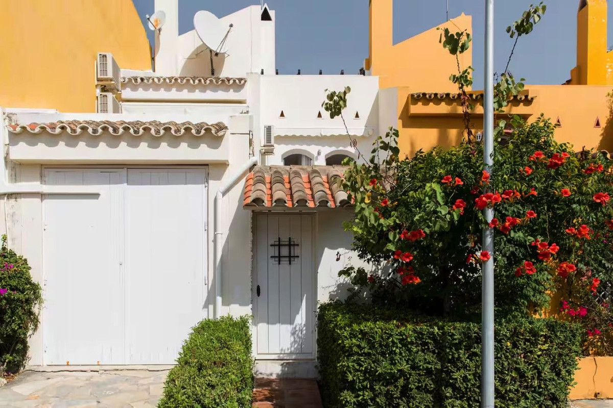 5 Bed Townhouse for sale in Nueva Andalucía Costa Del Sol, Málaga, Spain