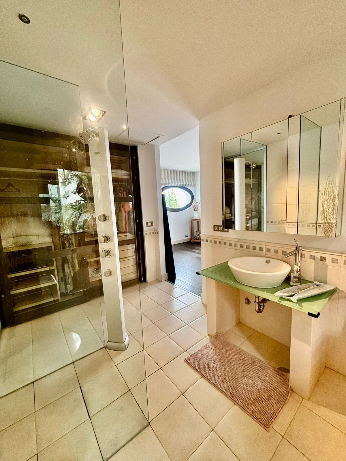Se vende Villa - Chalet de 6 dormitorios en Costa Del Sol, Cadiz, España