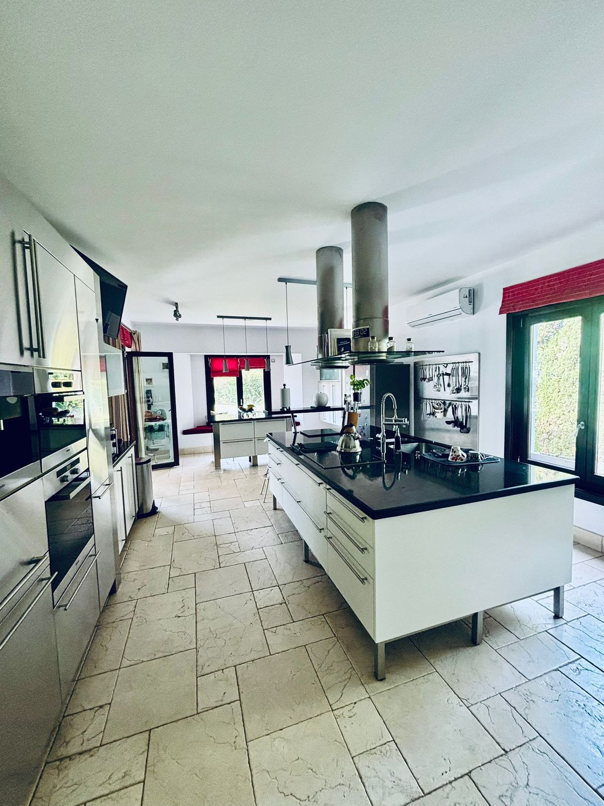 Se vende Villa - Chalet de 6 dormitorios en Costa Del Sol, Cadiz, España