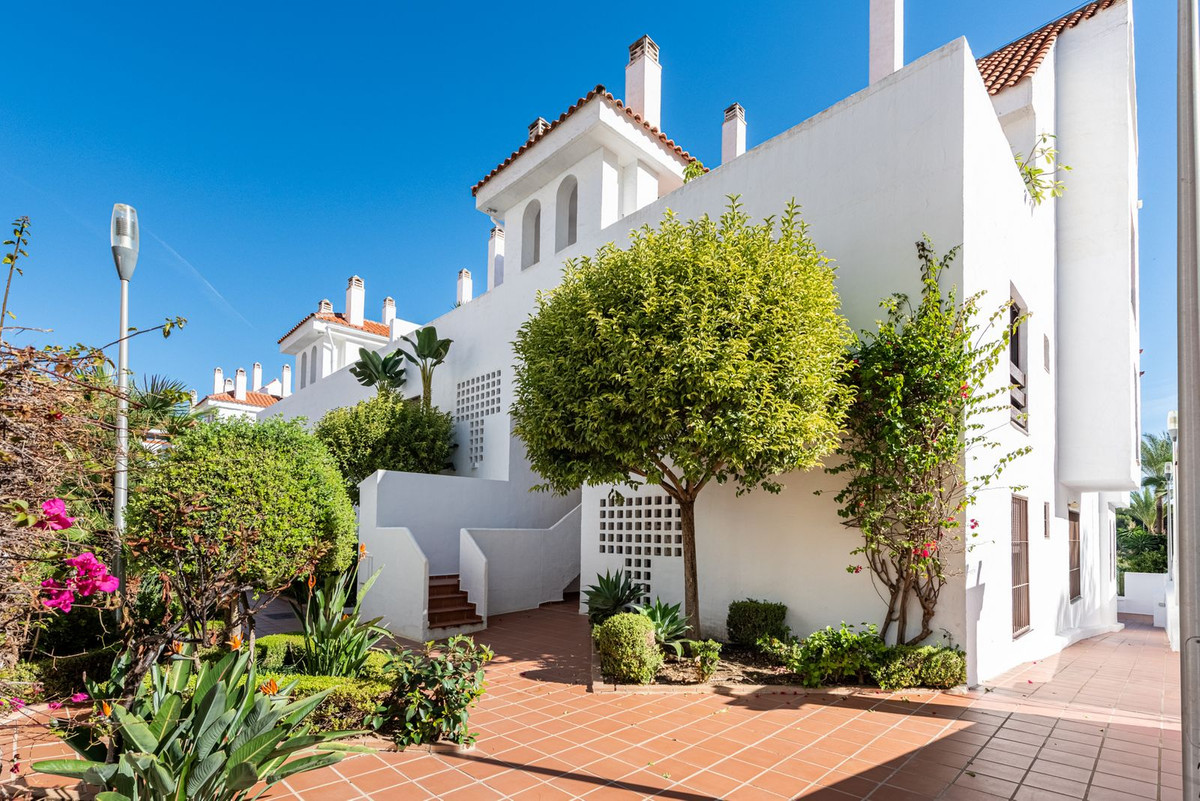 3 Bed Apartment for sale in Nueva Andalucía Costa Del Sol, Málaga, Spain