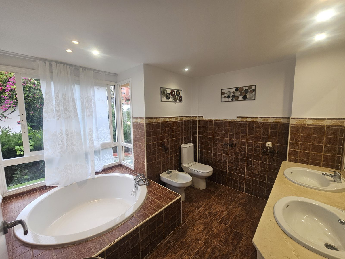 Se vende Apartamento Planta Baja de 4 dormitorios en Costa Del Sol, Málaga, España