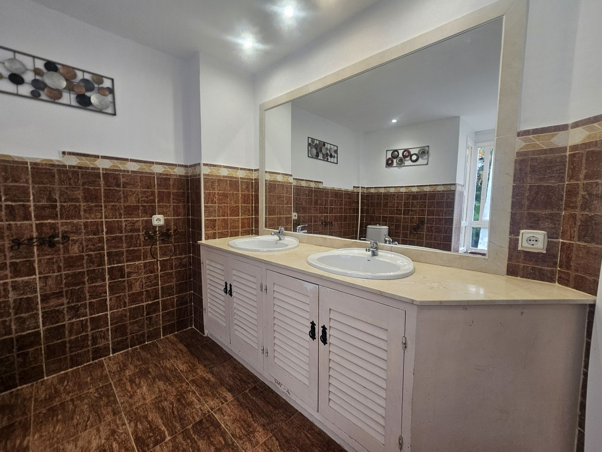 Se vende Apartamento Planta Baja de 4 dormitorios en Costa Del Sol, Málaga, España