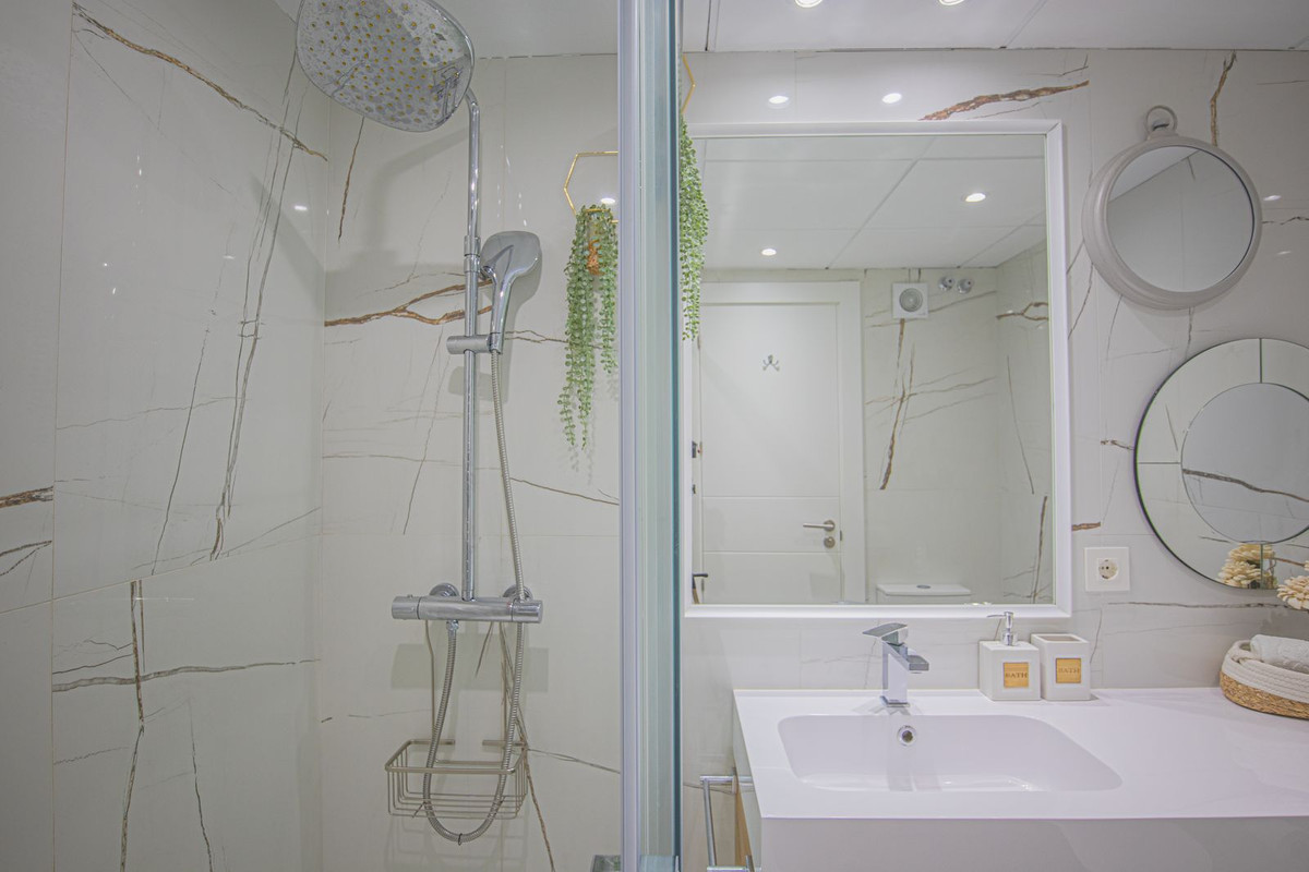 Se vende Apartamento Planta Media de 3 dormitorios en Costa Del Sol, Málaga, España