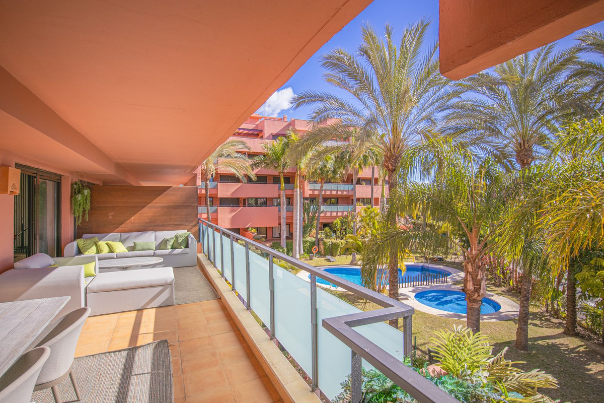 Se vende Apartamento Planta Media de 3 dormitorios en Costa Del Sol, Málaga, España