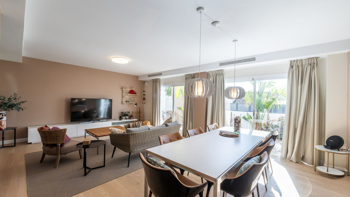 Se vende Villa - Chalet de 4 dormitorios en Costa Del Sol, Málaga, España