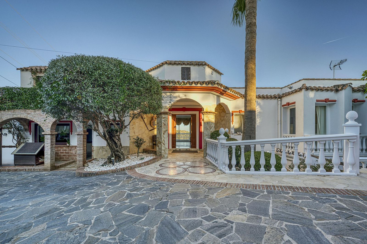 6 Bed Townhouse for sale in Hacienda Las Chapas Costa Del Sol, Málaga, Spain