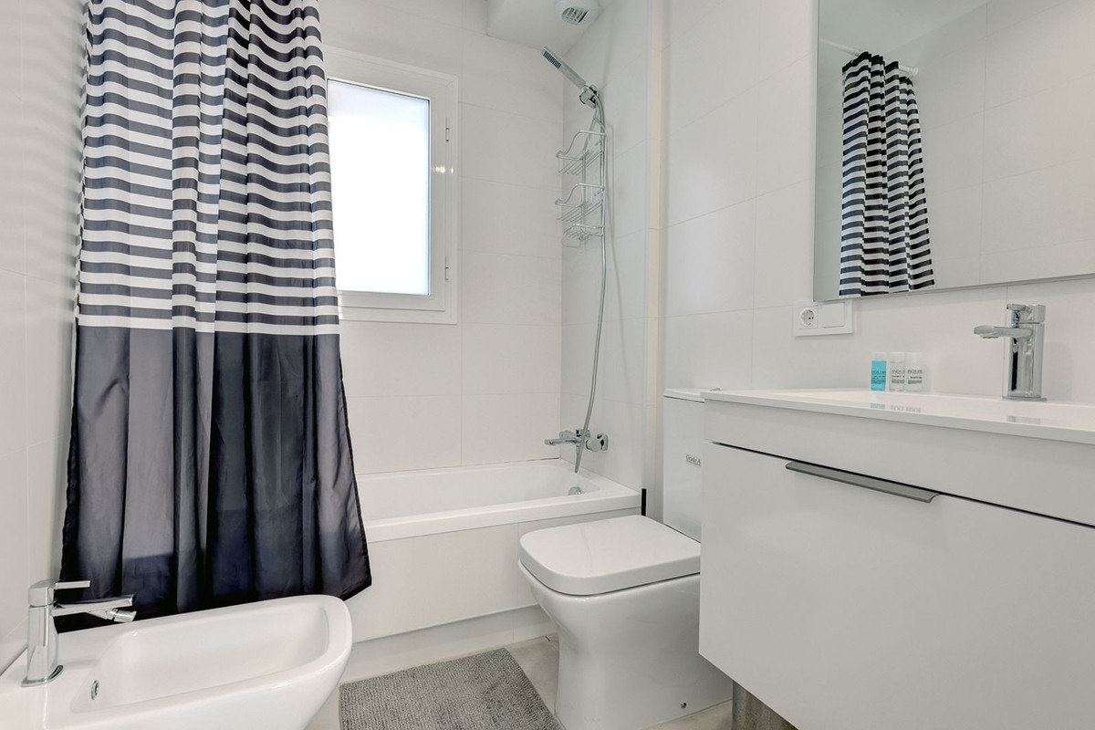 Se vende Apartamento Planta Media de 3 dormitorios en Costa Del Sol, Málaga, España