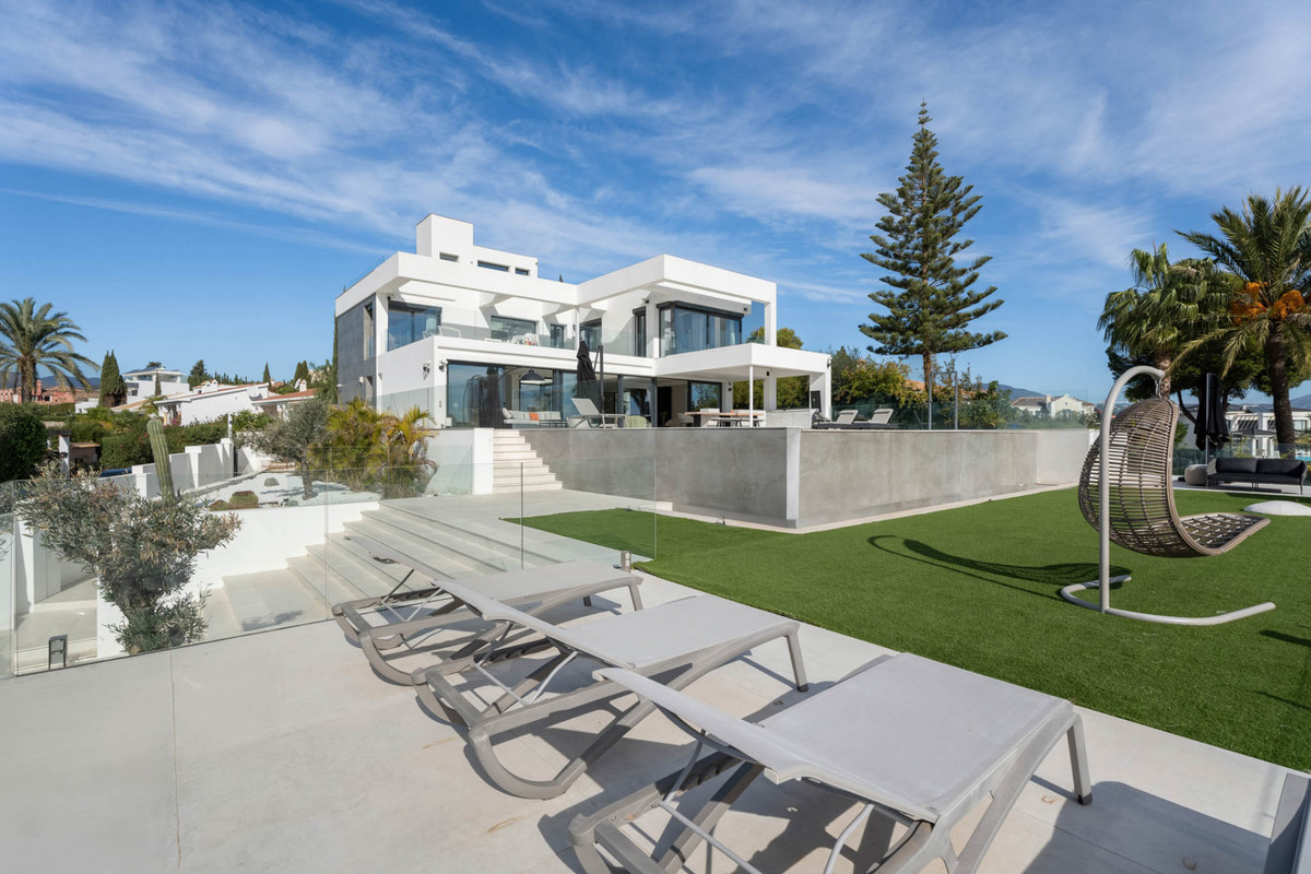 Se vende Villa - Chalet de 6 dormitorios en Costa Del Sol, Málaga, España