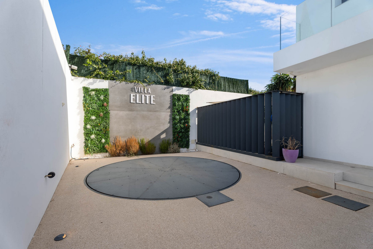 Se vende Villa - Chalet de 6 dormitorios en Costa Del Sol, Málaga, España
