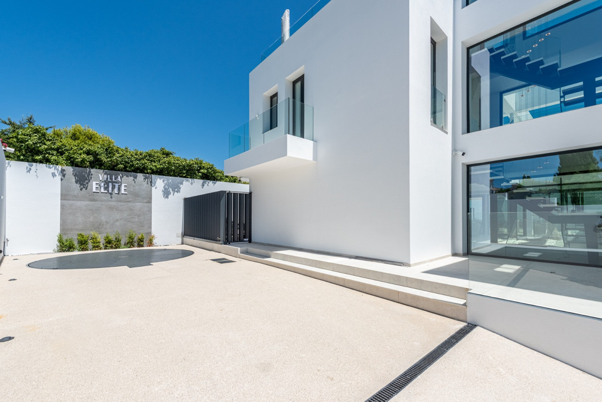 Se vende Villa - Chalet de 6 dormitorios en Costa Del Sol, Málaga, España
