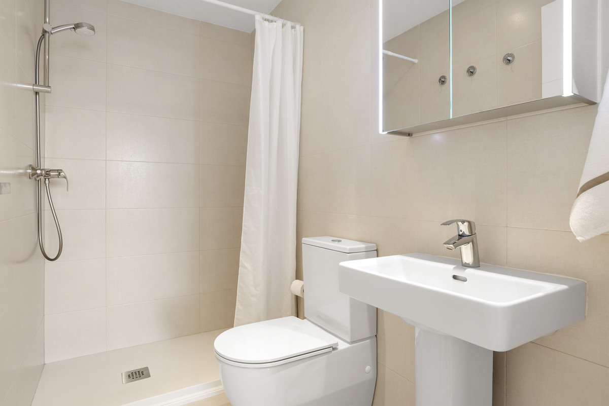 Se vende Apartamento Planta Media de 2 dormitorios en Costa Del Sol, Málaga, España