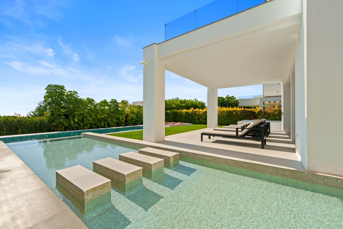 Se vende Villa - Chalet de 6 dormitorios en Costa Del Sol, Málaga, España