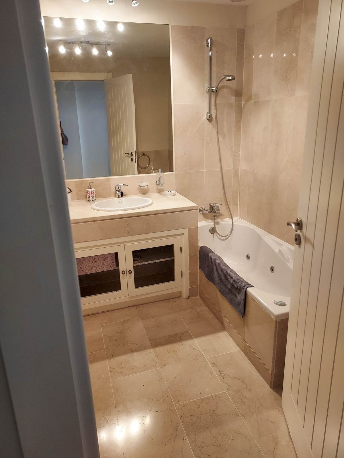 2 Bed Apartment for sale in La Duquesa Costa Del Sol, Málaga, Spain